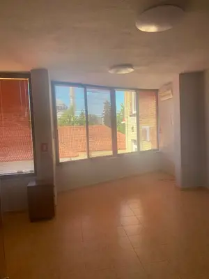 Zyrë me qera në Parlamenti, Tiranë, 35 m². Foto 2 nga 5