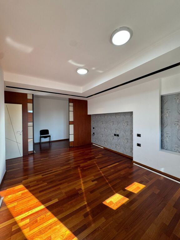 Apartament 3+1 me qera në Komuna e Parisit, Tiranë, 170 m². Foto 2 nga 3