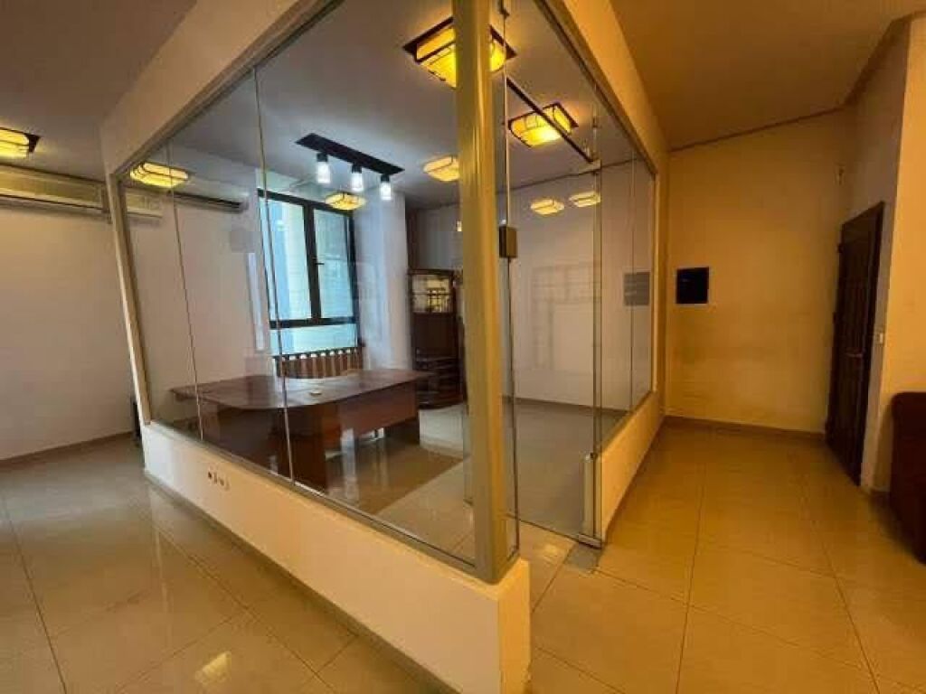 Ufficio in affitto a Komuna e Parisit, Tirana, 75 m². Foto 2 di 3
