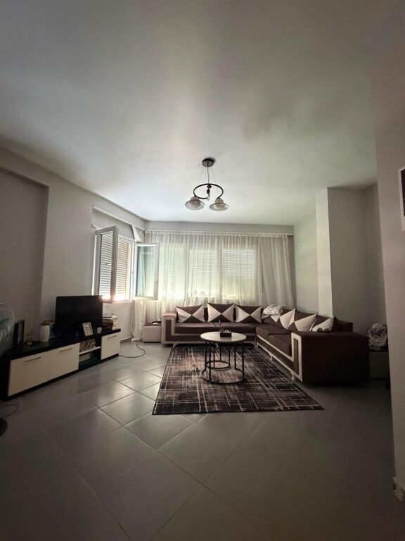 Apartament 1+1 me qera në Liqeni i Thatë, Tiranë, 70 m². Foto 1 nga 3