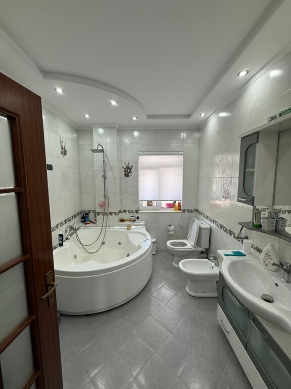 Appartamento 2+1 in affitto a Sheshi Willson, Tirana, 120 m². Foto 3 di 3