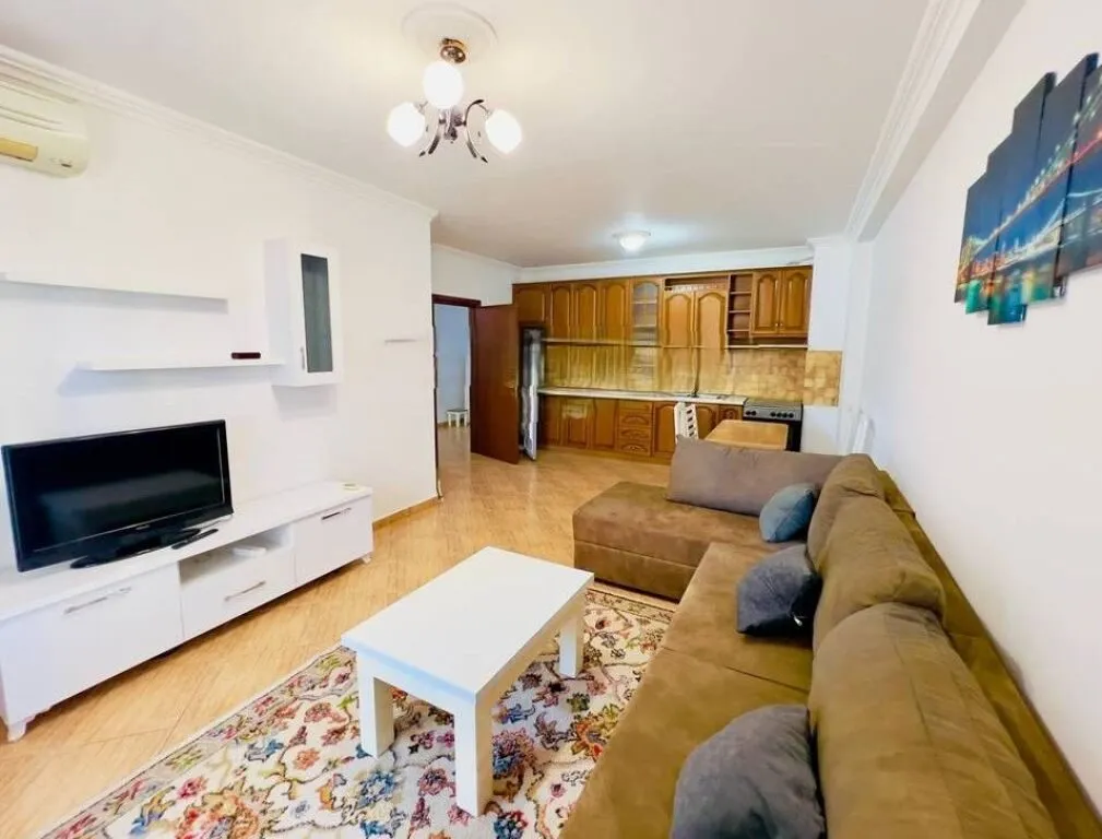 Apartament 2+1 me qera në Komuna e Parisit, Tiranë, 100 m². Foto 1 nga 3