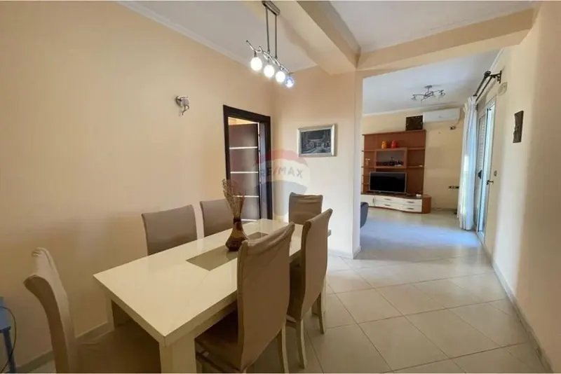 Appartamento 4+1 in affitto a Qendër, Valona, 120 m²