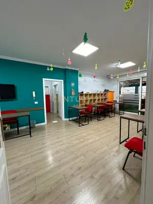 Locale commerciale in affitto ad Ish Blloku, Tirana, 175 m². Foto 1 di 11