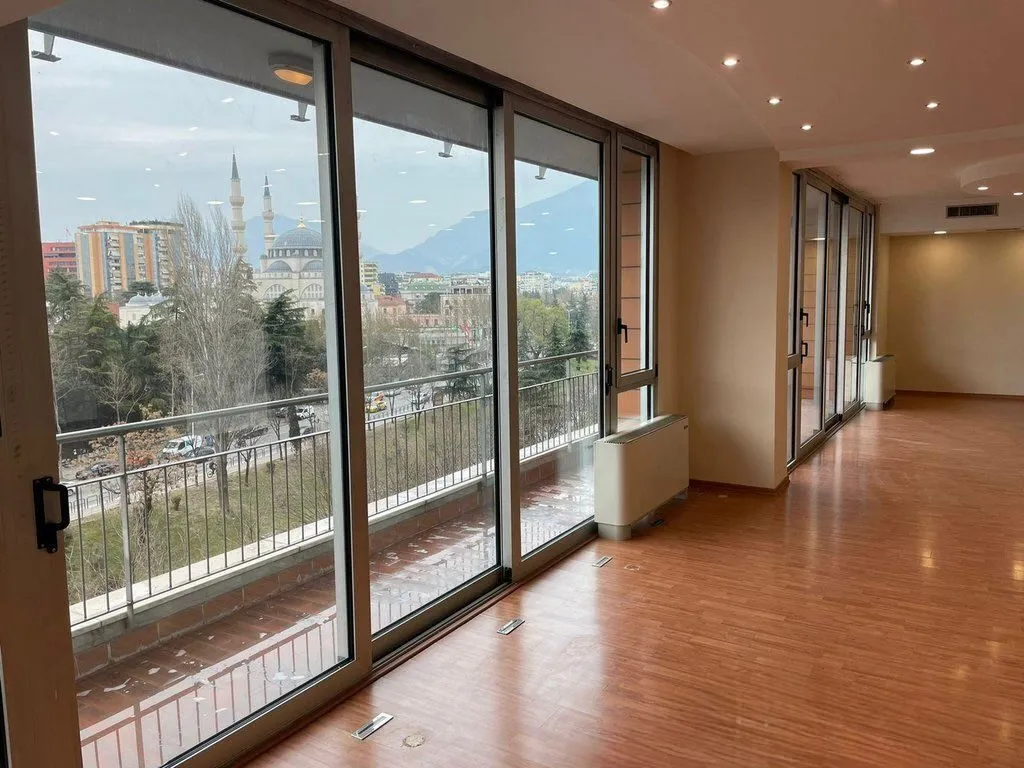 Zyrë me qera në Galeria ETC, Tiranë, 200 m². Foto 1 nga 4