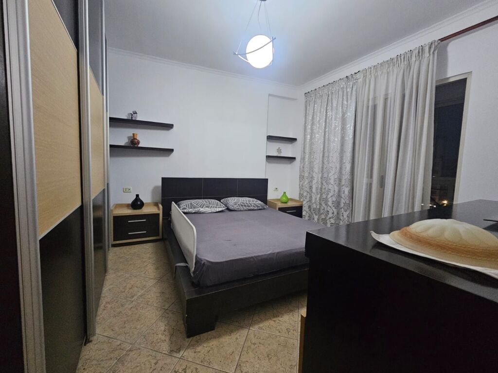 Apartament 2+1 me qera në Rruga e Barrikadave, Tiranë, 90 m². Foto 2 nga 3