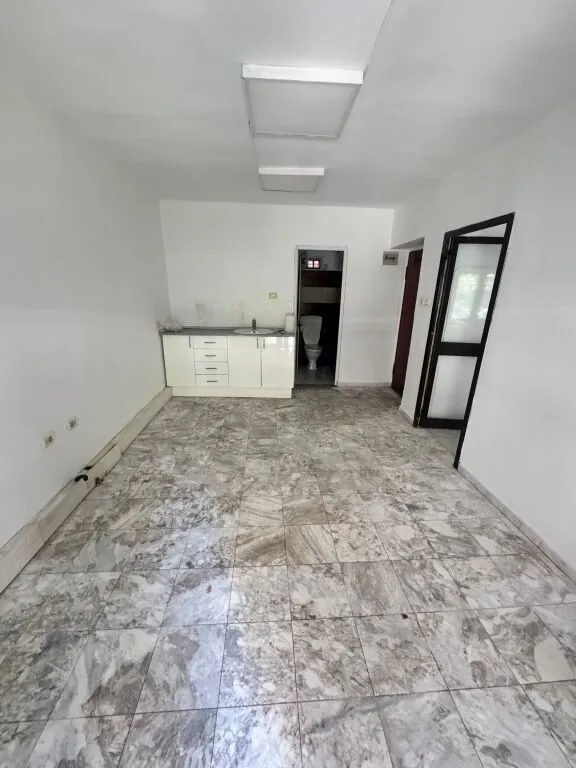 Office for rent in Myslym Shyri, Tirana, 40 m². Photo 1 of 4