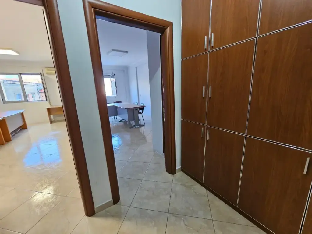 Ufficio in affitto a Bulevardi Zogu I, Tirana, 66 m². Foto 2 di 3