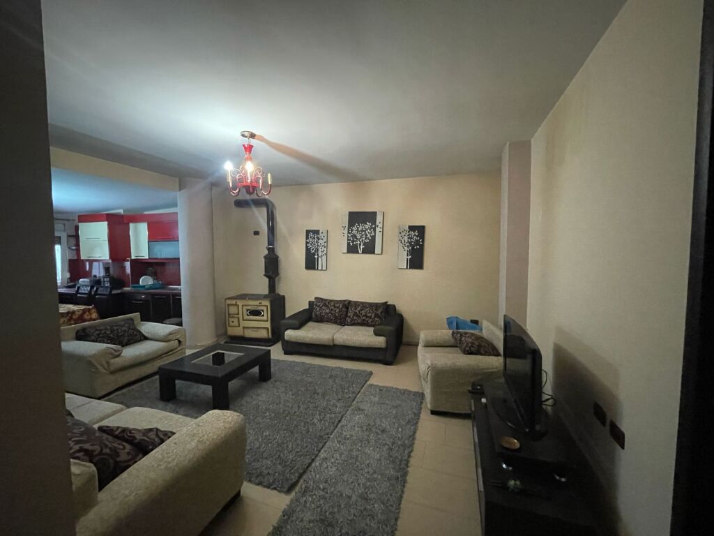 Appartamento 3+1 in affitto ad Ali Demi, Tirana, 120 m²