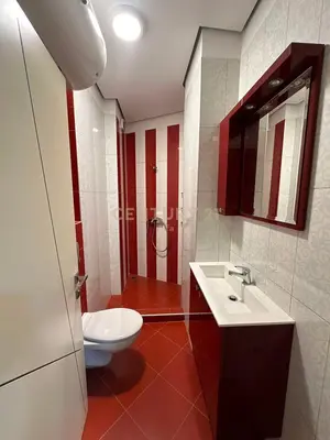 Zyrë me qera në Rr. Zef Jubani, Tiranë, 175 m². Foto 11 nga 12