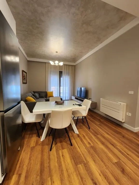 Apartament 1+1 me qera në Kompleksi Delijorgji, Tiranë, 76 m². Foto 1 nga 7