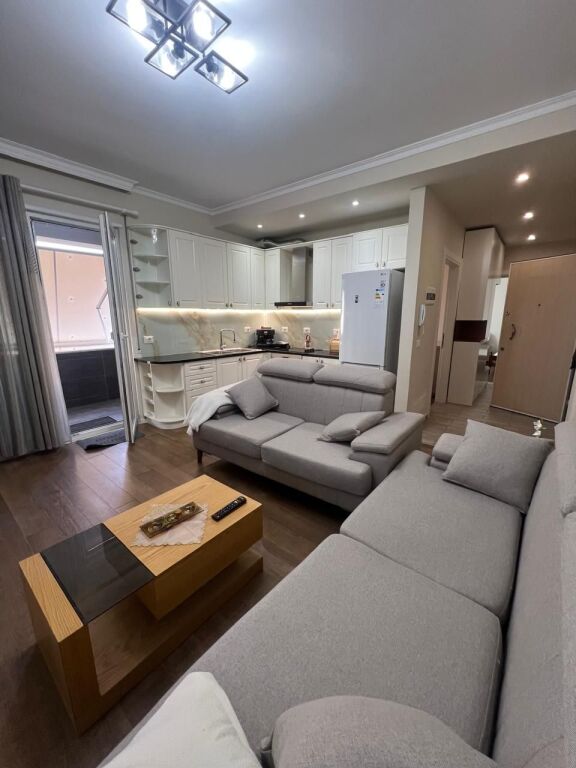 Apartament 2+1 me qera në Komuna e Parisit, Tiranë, 90 m². Foto 1 nga 3