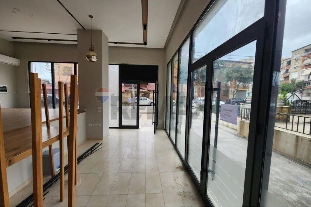Locale in affitto a Rruga Haxhi Dalliu, Tirana, 54 m². Foto 1 di 3