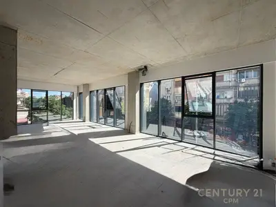 Office for rent in Rruga e Barrikadave, Tirana, 359 m². Photo 2 of 4