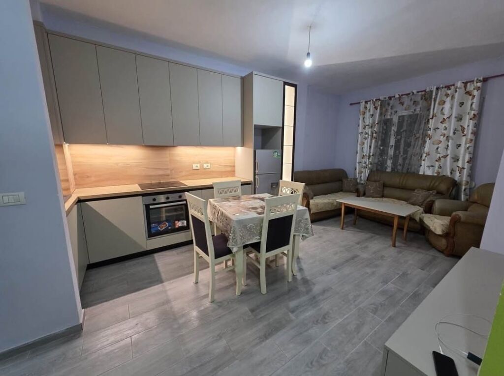 Casa indipendente 2+1 in affitto ad Astir, Tirana, 90 m²
