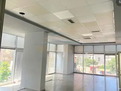 Locale commerciale in affitto a Drejtoria e Tatimeve, Durazzo, 200 m². Foto 1 di 6