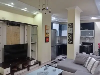 Apartament 2+1 me qera në Qendra Globe, Tiranë, 100 m². Foto 2 nga 8