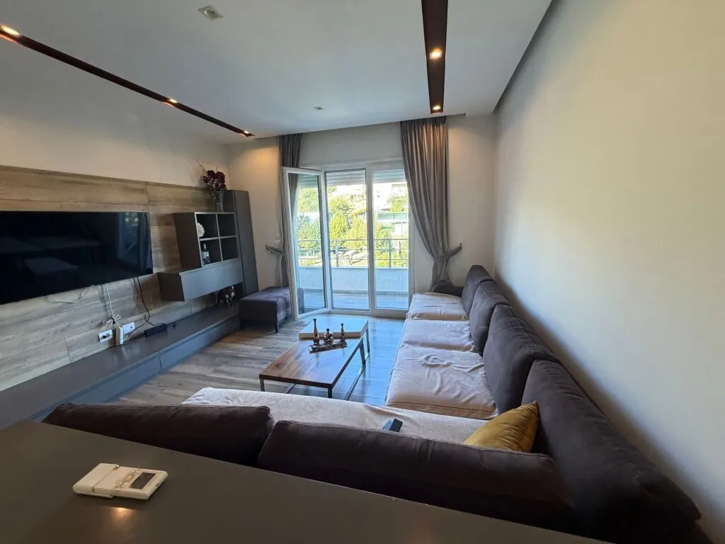 Apartment 3+1 for rent in Rruga Bilal Sina, Tirana, 130 m². Photo 1 of 8