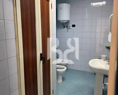 Ufficio in affitto a Kullat Binjake, Tirana, 94 m². Foto 11 di 12