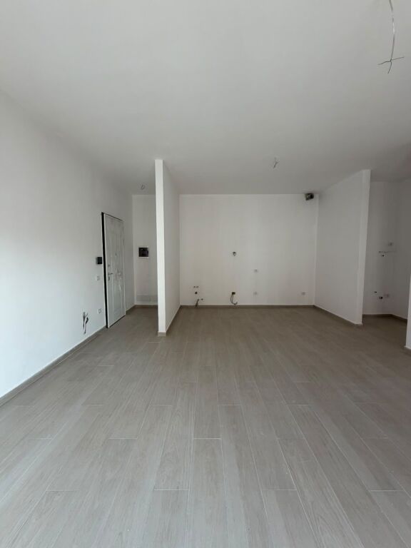 Apartment 2+1 for rent in Kompleksi Delijorgji, Tirana, 120 m². Photo 1 of 3