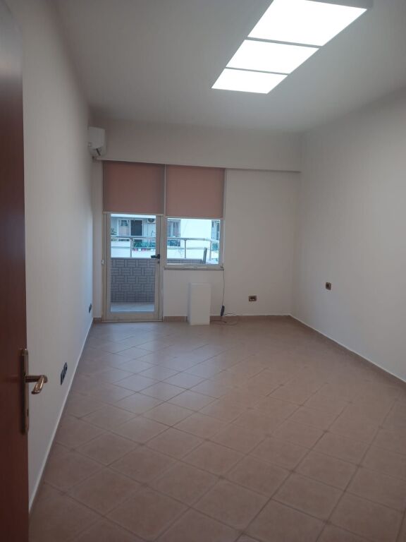 Ufficio in affitto a Myslym Shyri, Tirana, 70 m². Foto 2 di 3