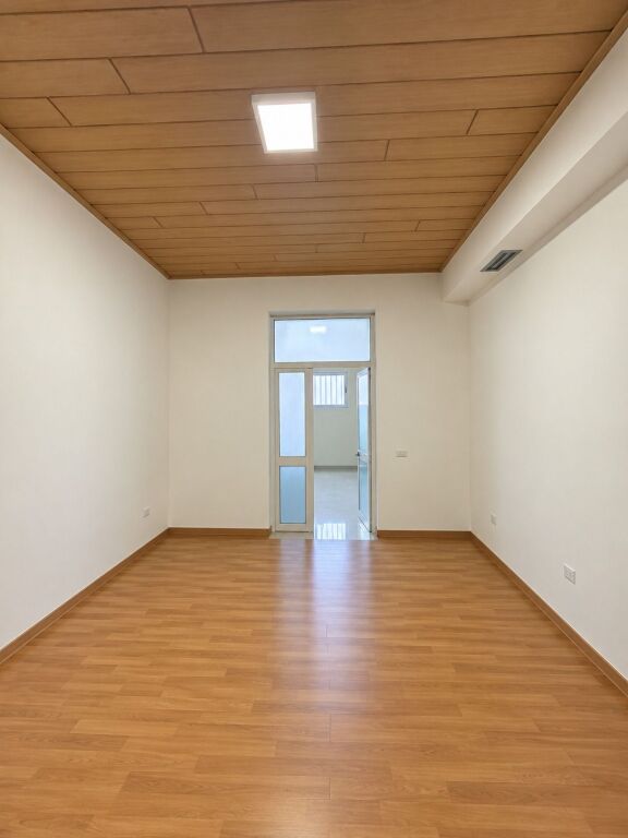 Ambient biznesi me qera në Sheshi Willson, Tiranë, 90 m². Foto 2 nga 3
