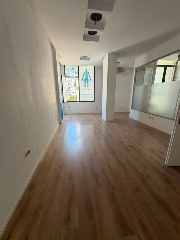 Zyrë me qera në Komuna e Parisit, Tiranë, 75 m²