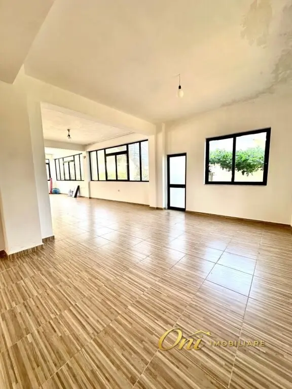 Locale commerciale in affitto ad Autostrada Tirane-Elbasan, Tirana, 220 m²