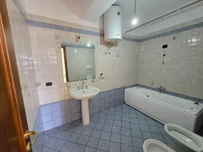 Zyrë me qera në Sheshi Skënderbej, Tiranë, 96 m². Foto 7 nga 7