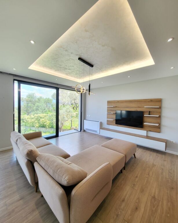 Villa in affitto a Liqeni i Thatë, Tirana, 400 m². Foto 2 di 3