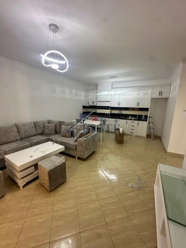 Appartamento 1+1 in affitto a Kthesa e Kamzës, Tirana, 85 m²