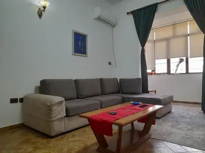 Apartament 1+1 me qera në Blloku, Tiranë, 85 m². Foto 3 nga 6