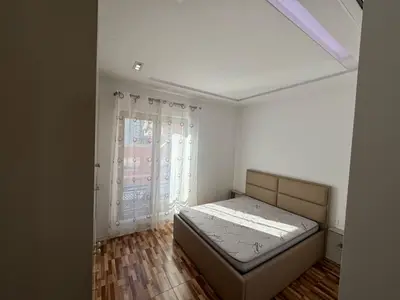 Appartamento 1+1 in affitto a Kompleksi Delijorgji, Tirana, 70 m². Foto 2 di 3