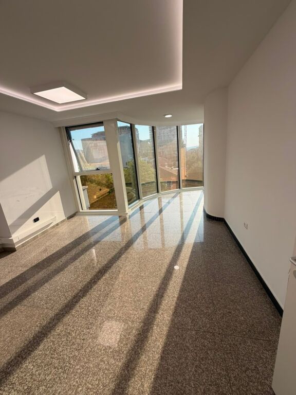 Zyrë me qera në Blloku, Tiranë, 102 m². Foto 2 nga 3