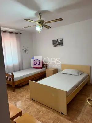 Apartament 1+1 me qera në Rruga Siri Kodra, Tiranë, 75 m². Foto 2 nga 7